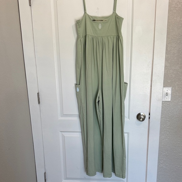 Elegant Green romper - Picture 2 of 5